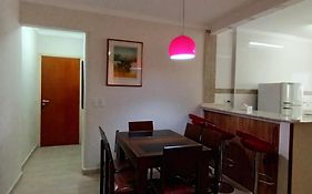 Praia Pitangueiras- Apartamento Quarto e sala - Vaga garagem- Duas quadras da praia- Próximo mercado, bares e restaurantes